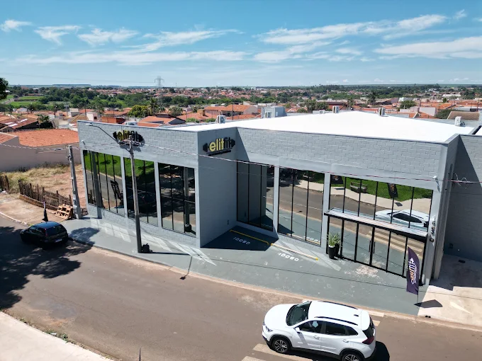Fachada da ElitFit durante o dia