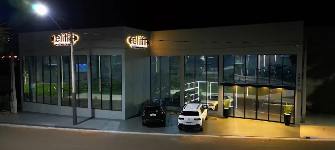 Fachada iluminada da ElitFit à noite